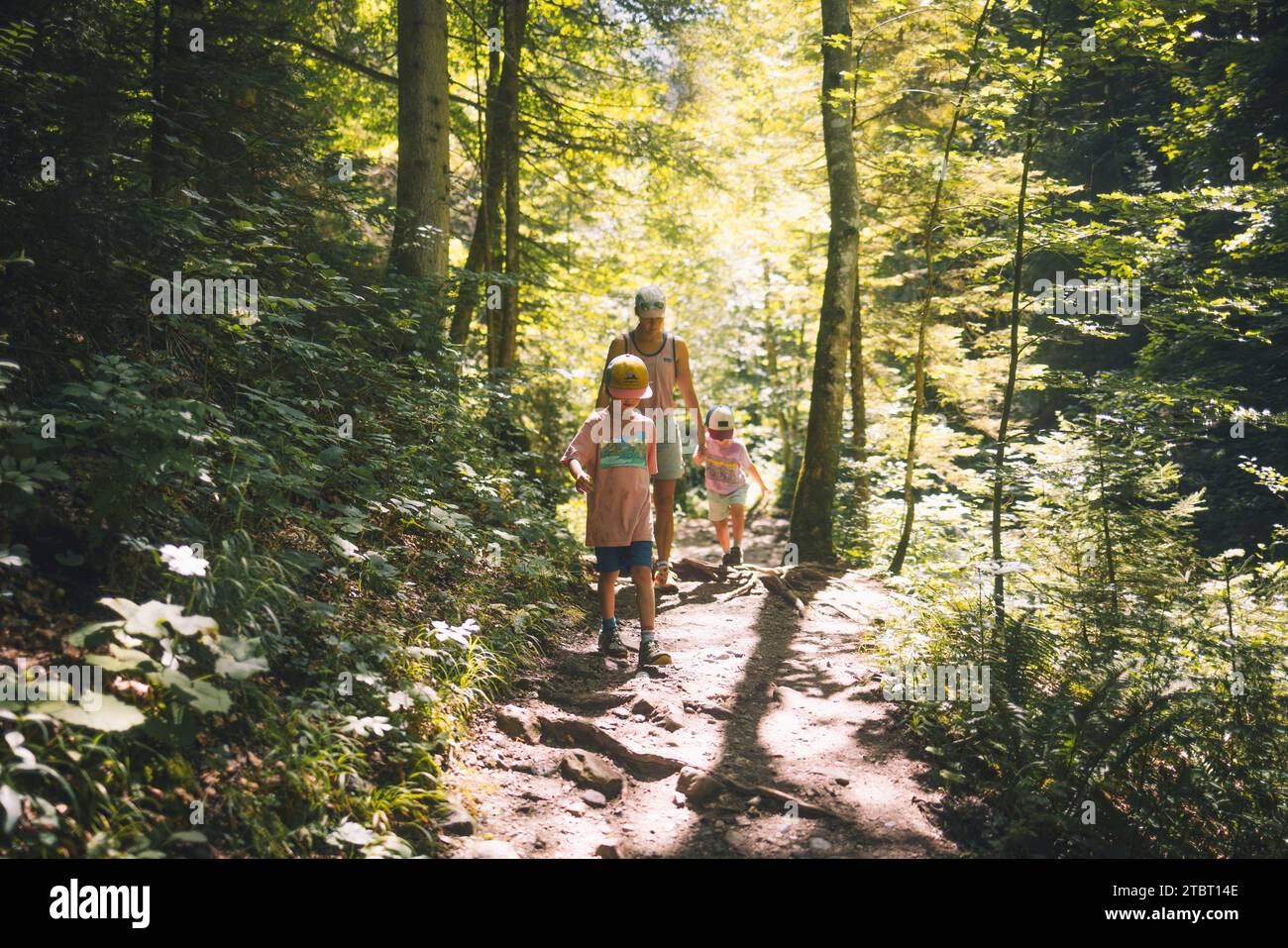 Familienwanderung zum Wasserfallpfad in Nesselwang Stockfoto