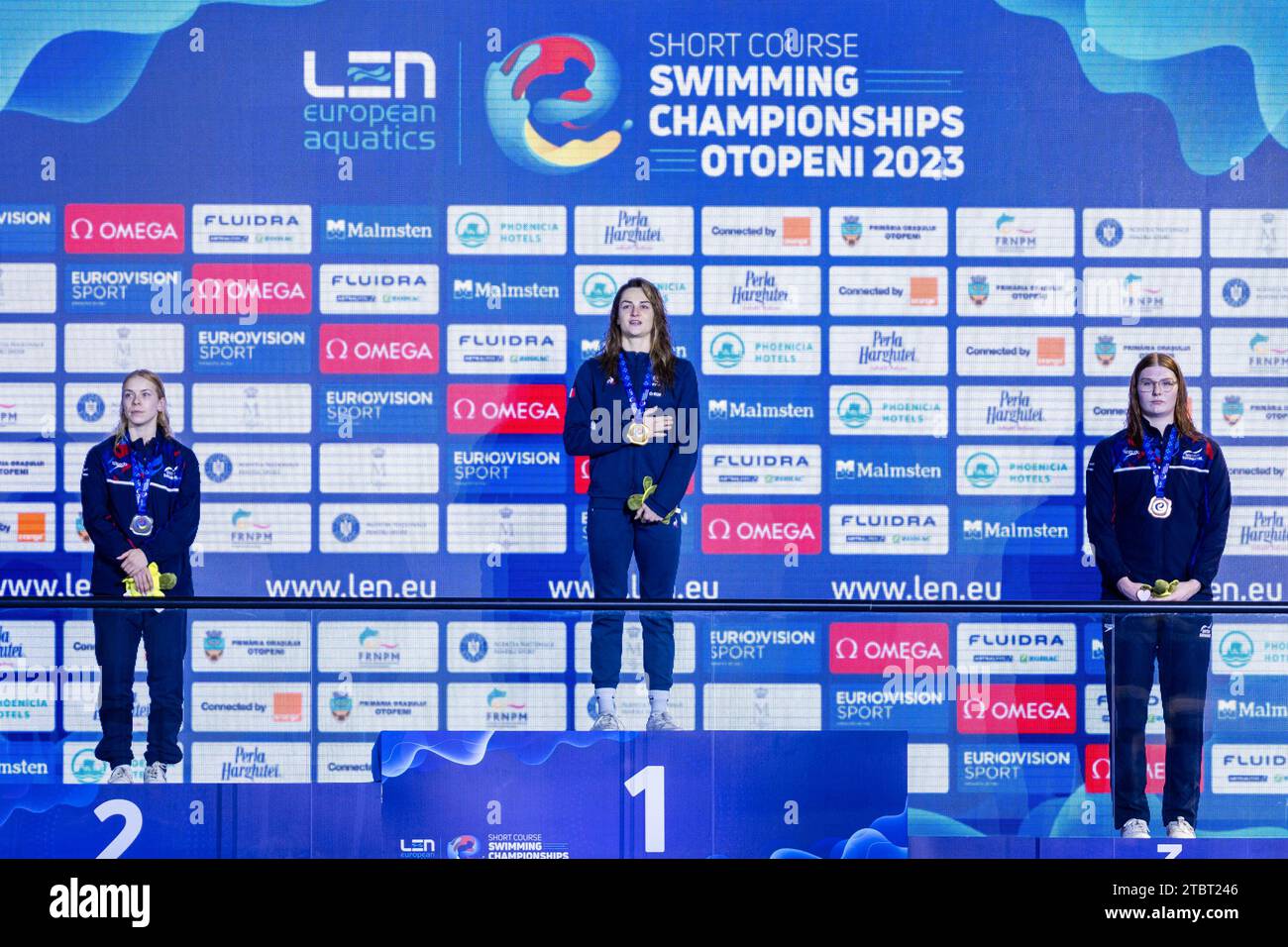 Otopeni, Rumänien. Dezember 2023. Gastaldello Beryl aus Frankreich, Hopkin Anna aus Großbritannien und Anderson Freya aus Großbritannien während der Podestfeier für Womenâ&#x80;&#x99;s 100m Freestyle bei den LEN Short Course Europameisterschaften 2023 am 8. Dezember 2023 in Otopeni, Rumänien Credit: Independent Photo Agency/Alamy Live News Stockfoto