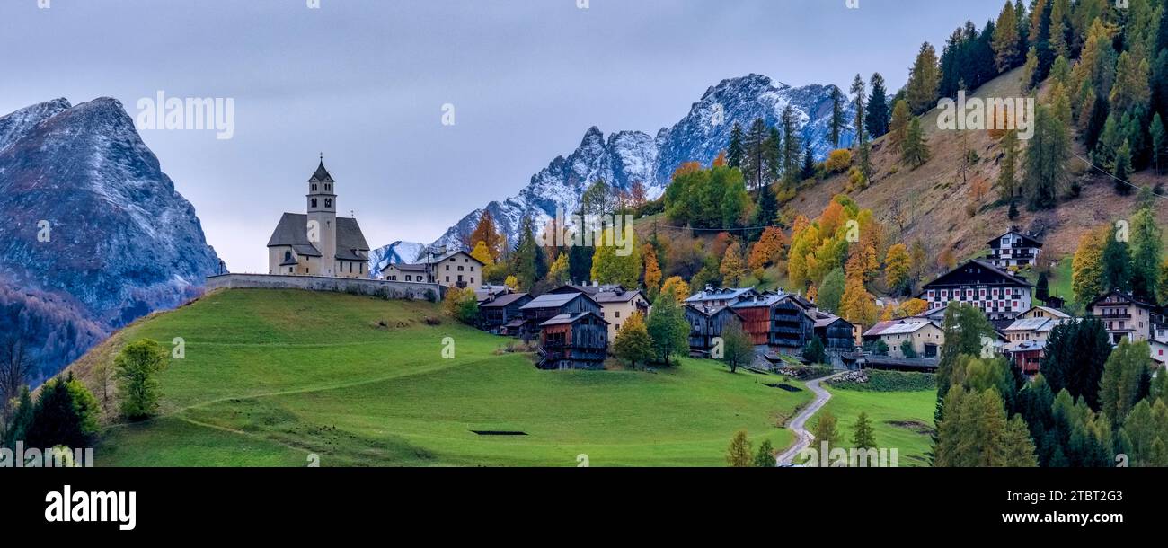 Panoramic view of the church Chiesa Santa Lucia in Colle Santa Lucia at the foot of Giau Pass, Passo di Giau, in autumn. Stockfoto