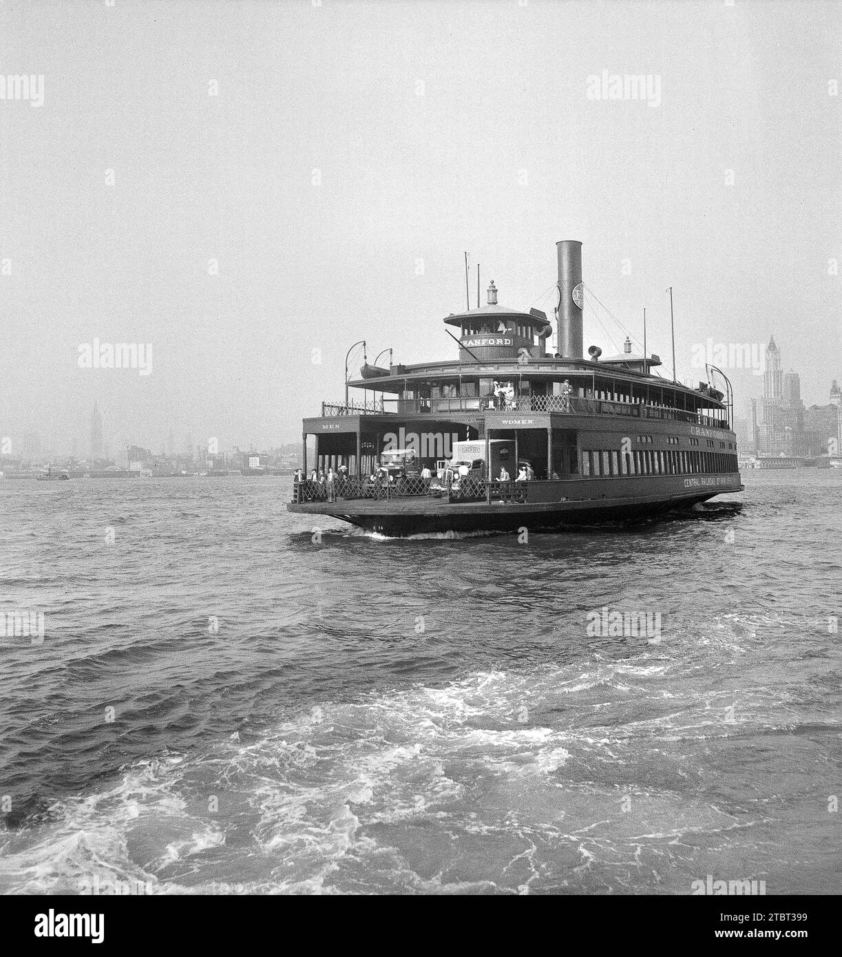 Fähre nach Hoboken, New Jersey, USA, mit New York City, New York, USA im Hintergrund, Dorothea lange, U.S. Farm Security Administration, Juli 1939 Stockfoto