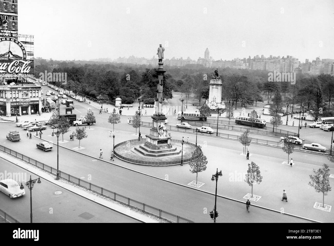 Blick auf die Columbus Statue, Columbus Circle, mit Central Park auf der rechten Seite, New York City, New York, USA, Angelo Rizzuto, Anthony Angel Collection, 1950 Stockfoto