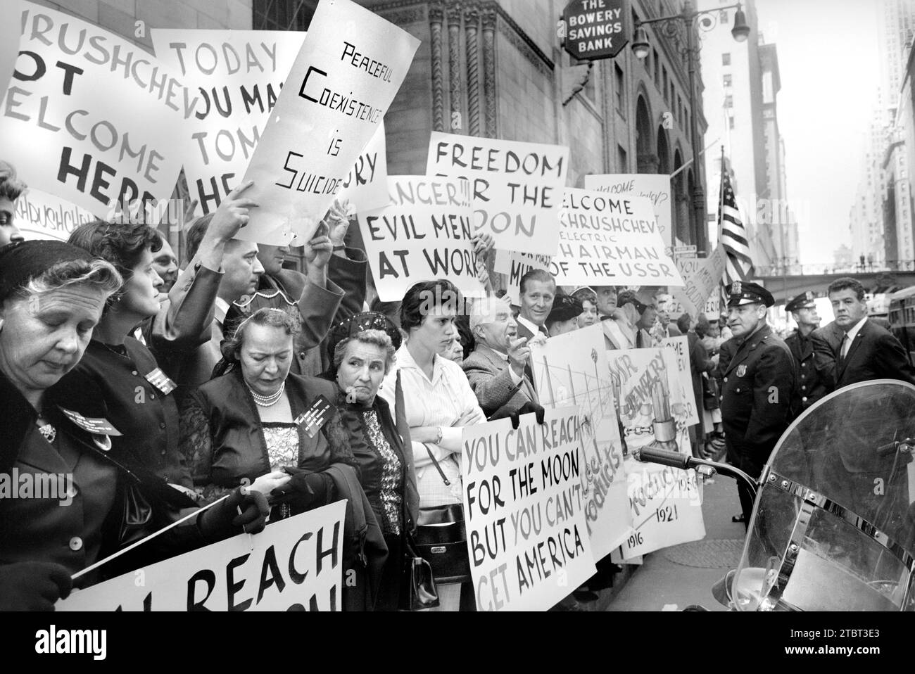 Demonstranten, die Schilder mit Slogans wie „Chruschtschow nicht willkommen hier“ und „friedliche Koexistenz ist Selbstmord“ halten, während Nikita Chruschtschows US-Besuch, New York City, New York, USA, Thomas J. O'Halloran, U.S. News & World Report Magazine Photograph Collection, 10. Oktober 1959 Stockfoto