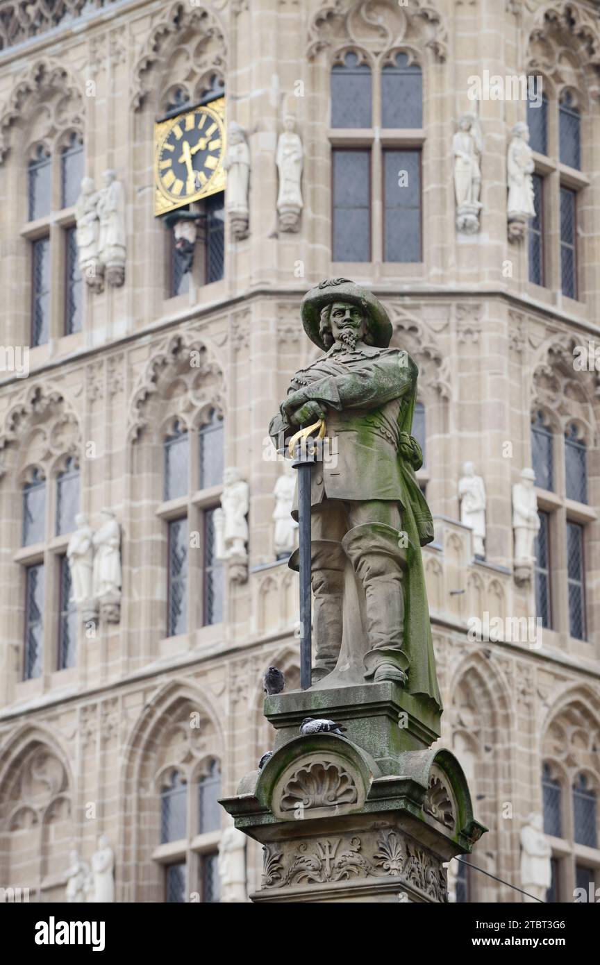 Jan-van-Werth-Denkmal vor dem Turm des historischen Rathauses, Köln, Nordrhein-Westfalen Stockfoto
