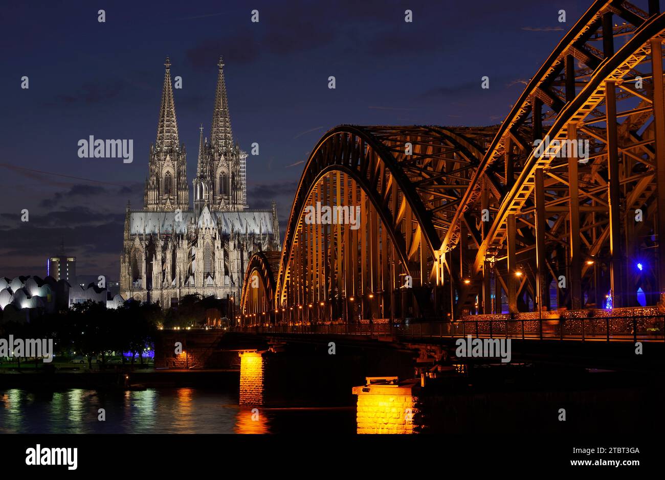 Kölner Dom und Hohenzollernbrücke am Abend, Köln, Nordrhein-Westfalen, Deutschland Stockfoto