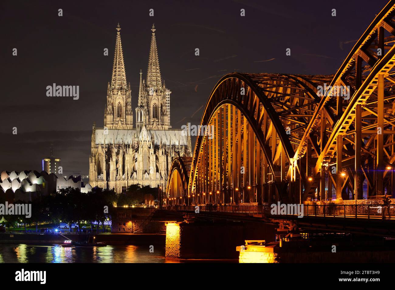 Kölner Dom und Hohenzollernbrücke am Abend, Köln, Nordrhein-Westfalen, Deutschland Stockfoto