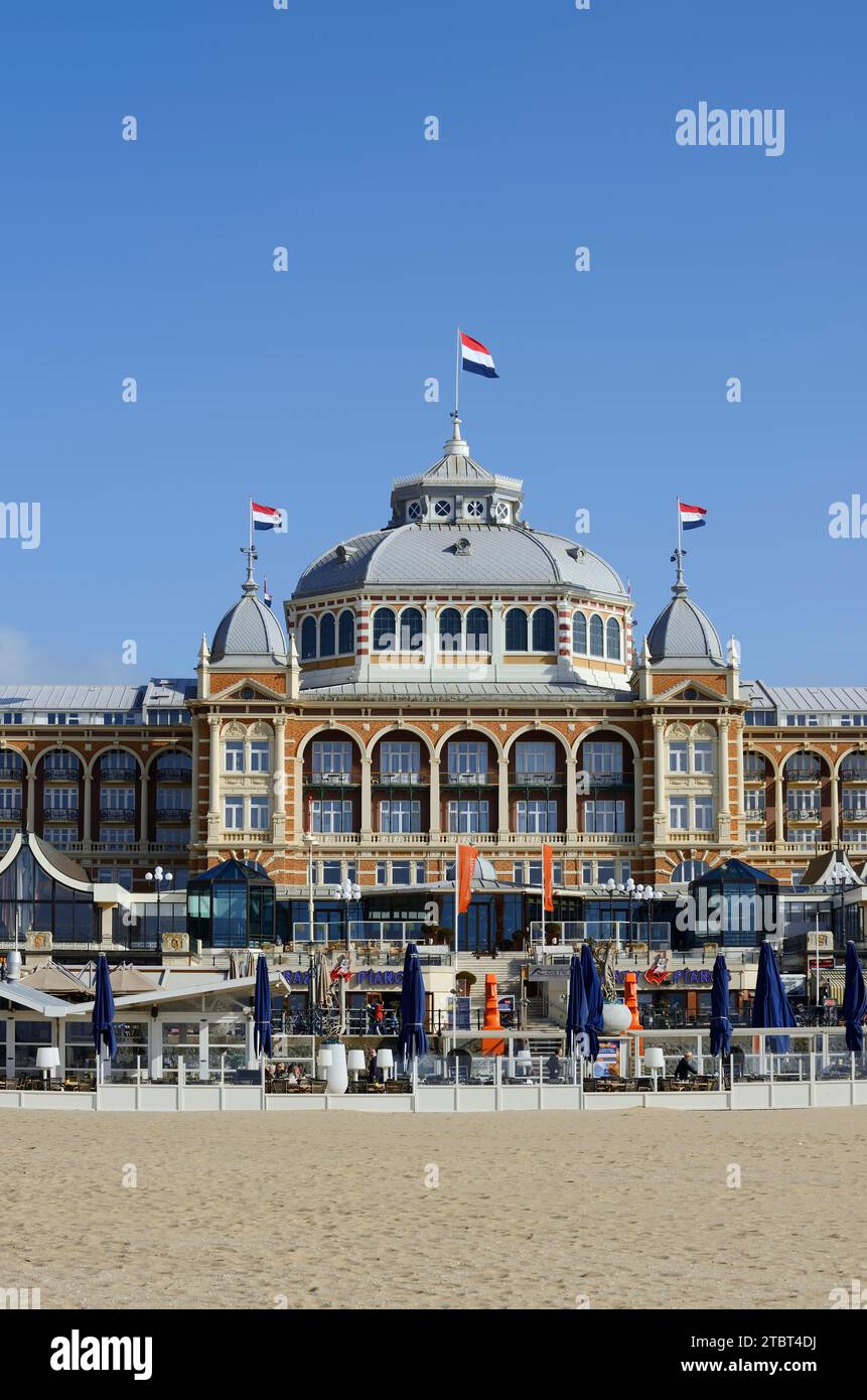 Strand und Steigenberger Kurhaus Hotel an der Promenade von Scheveningen, den Haag, der niederländischen Nordseeküste, Südholland, Niederlande Stockfoto