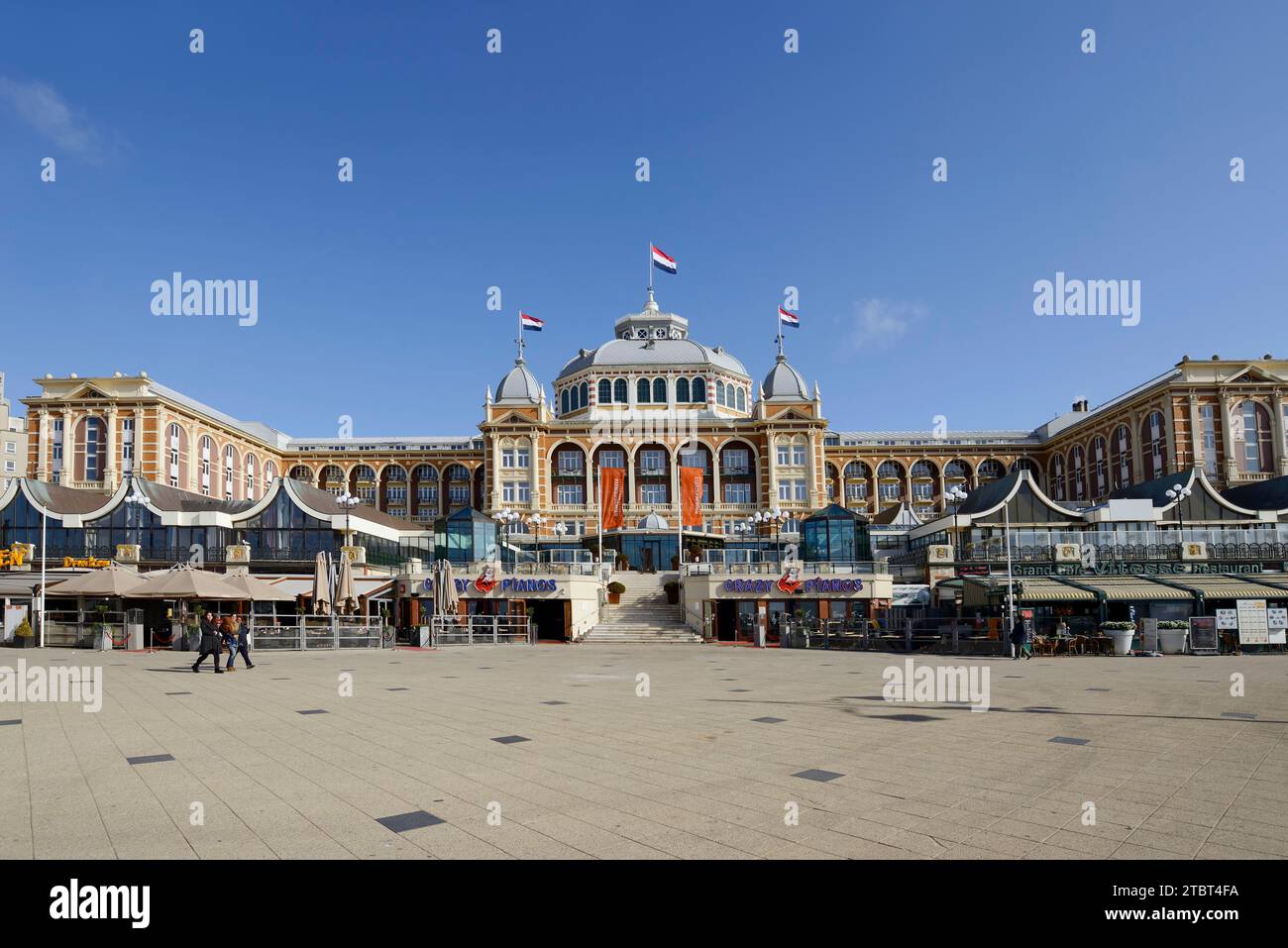 Strand und Steigenberger Kurhaus Hotel an der Promenade von Scheveningen, den Haag, der niederländischen Nordseeküste, Südholland, Niederlande Stockfoto