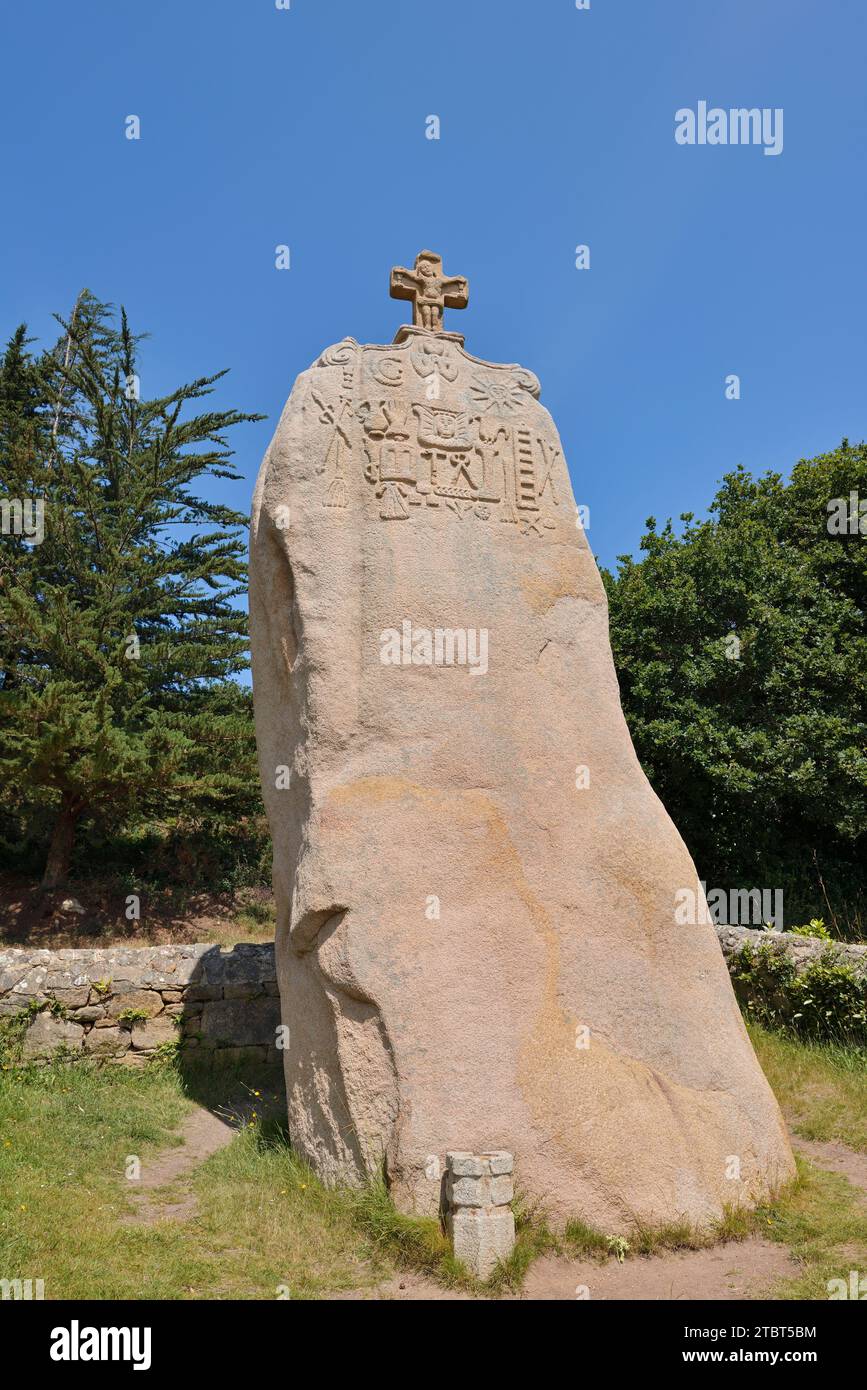 Christianisierter Menhir von Saint-Uzec mit den Arma Christi, Saint-Uzec, Cotes-d'Armor, Bretagne, Frankreich Stockfoto