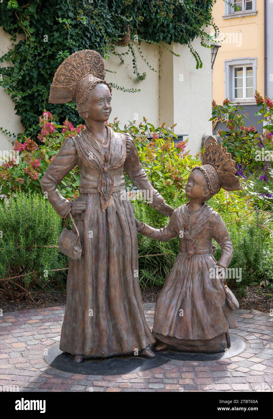 Skulptur 'Überlinger Frauen in festlicher Tracht' von Daniela Einsdorf im Rathausgarten Überlingen am Bodensee, Baden-Württemberg, Deutschland, Europa Stockfoto