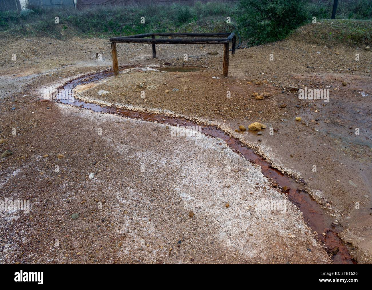 Salzdampfteiche an einem nebeligen Tag mit ruhigen Wasserflächen und rustikalen Barrieren. Stockfoto