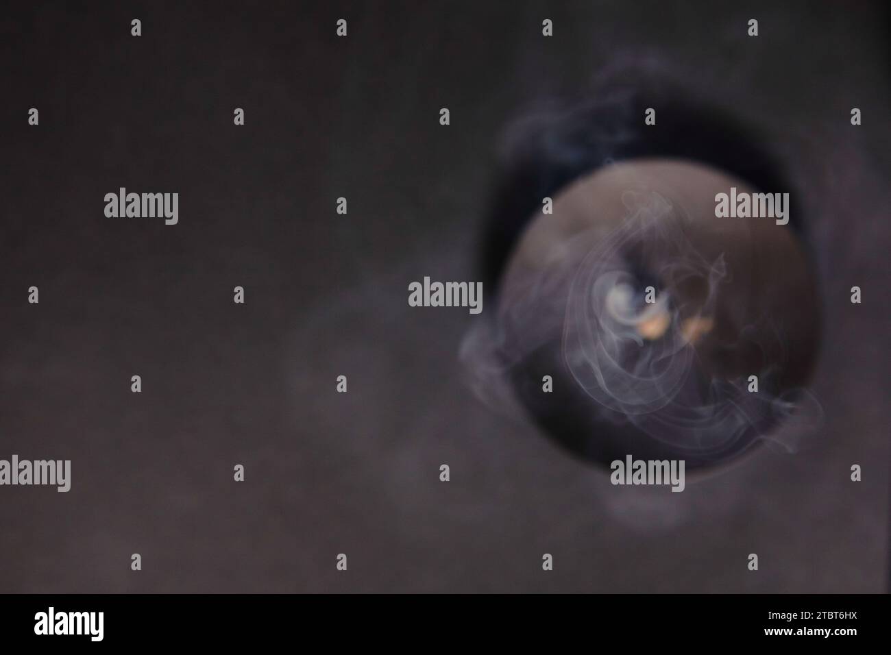 Abstrakte Reise durch Weihrauch weicher Fokus auf aufsteigenden Rauch Stockfoto