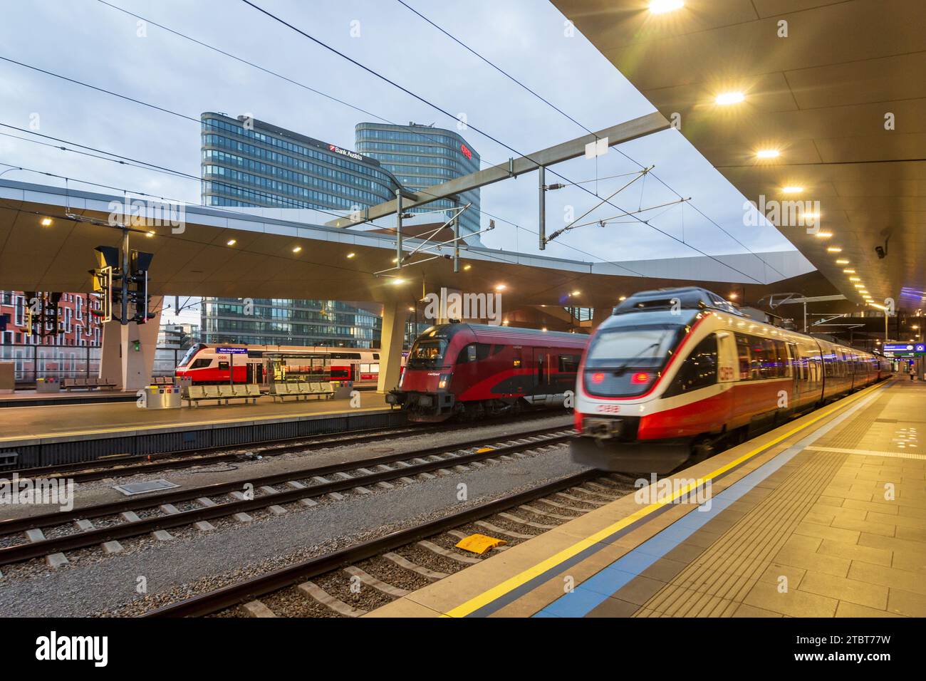 Wien, Bahnhof Wien Hauptbahnhof, Züge, ÖBB Zentrale in 10. District Favoriten, Österreich Stockfoto