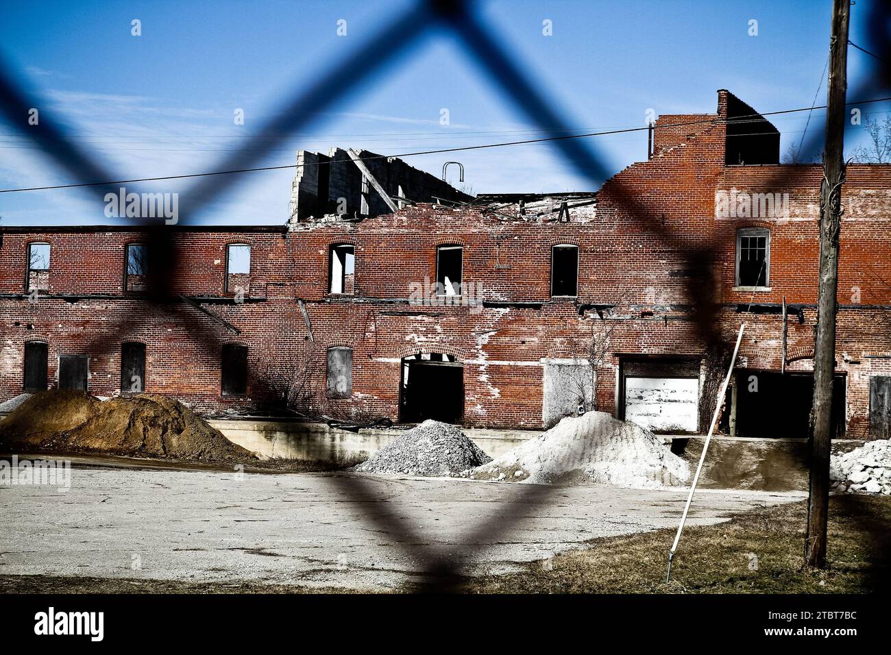 Verlassene Red Brick Factory hinter dem Chain-Link-Zaun in Pierceton, Indiana Stockfoto