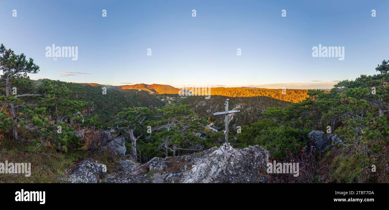 Mödling, Blick vom Kreuz Naturfreundekreuz ins Mödlingbachtal, Gebäude Husarentempel und Burgruine Mödling, bei Sonnenaufgang, Herbstfarben im Wienerwald, Niederösterreich, Österreich Stockfoto