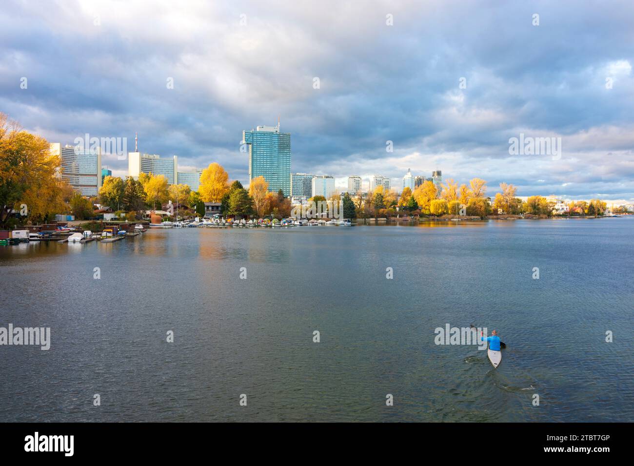 Wien, Alte Donau (Alte Donau), UN-Gebäude, IZD-Turm, Paddelboot, Herbstfarben in 22. Bezirk Donaustadt, Österreich Stockfoto