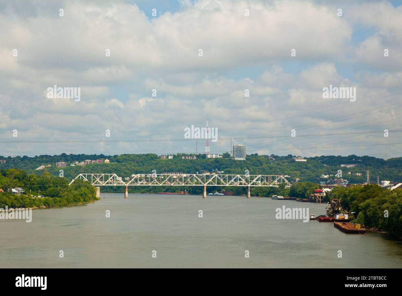 Panoramablick auf den Ohio River mit White Truss Bridge und Telecommunication Tower Stockfoto