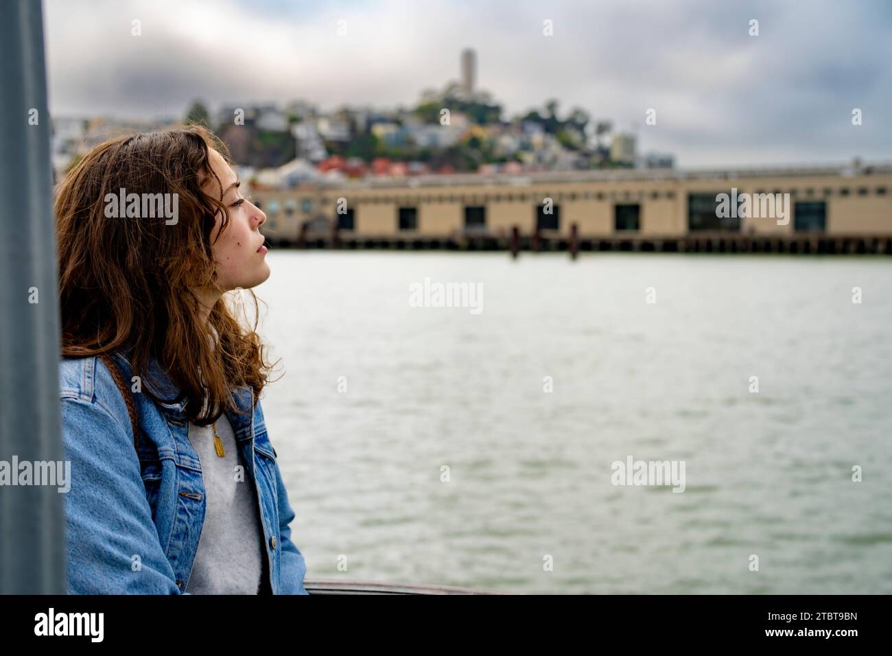 Ungestellte Teenager-Frau wartet in San Francisco Stockfoto