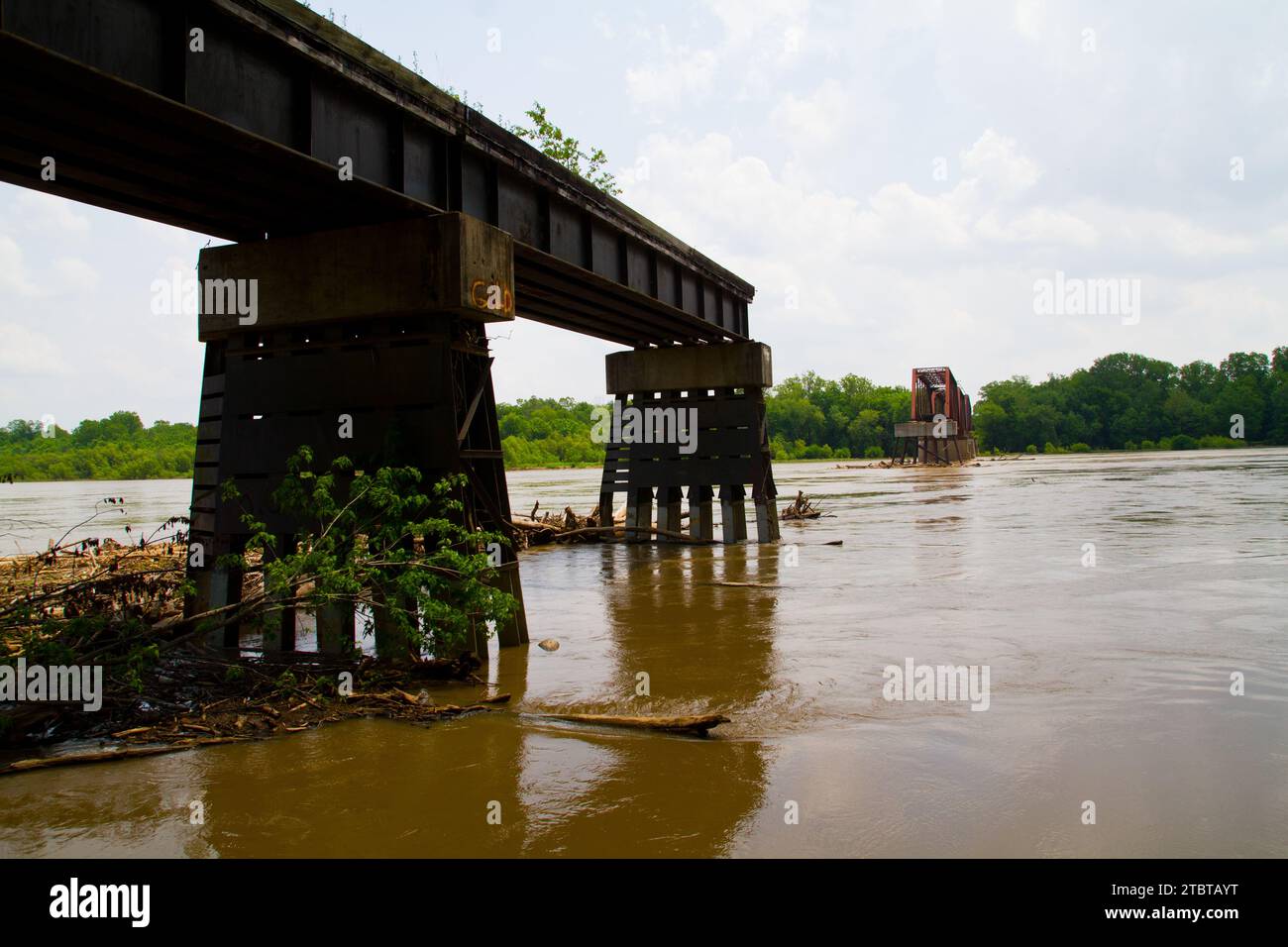 Rustic Railroad Bridge über den Muddy River im ländlichen Indiana Stockfoto