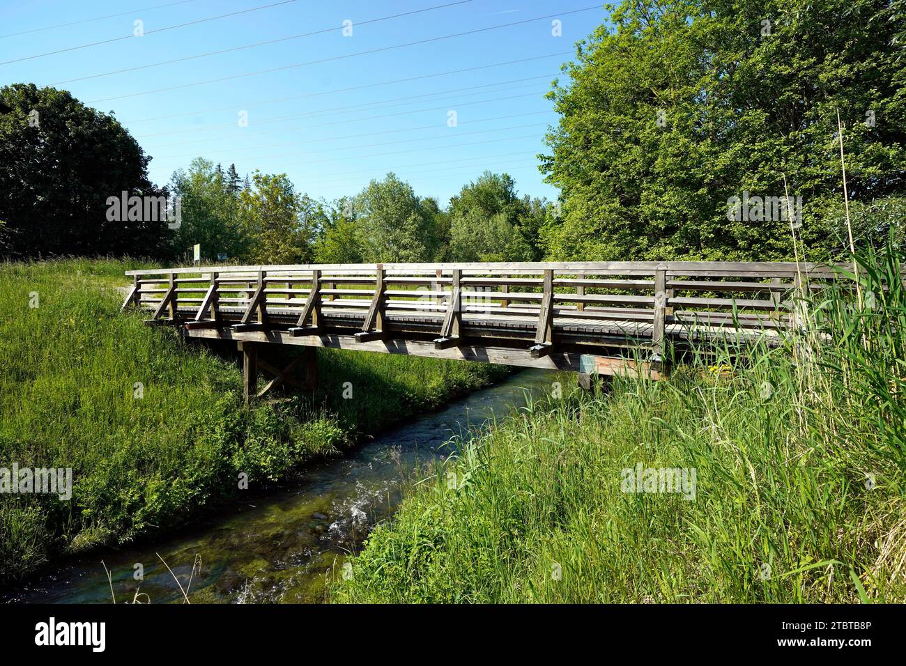 Deutschland, Bayern, Oberbayern, Neuötting, Naherholungsgebiet, am Bärenbach, Holzbrücke, Fußgängerbrücke, Bachlauf, Laubbäume, Wiese Stockfoto