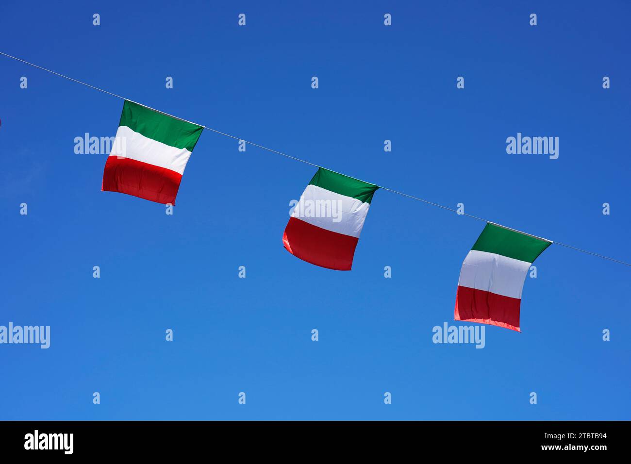 Flaggen an einem seil -Fotos und -Bildmaterial in hoher Auflösung – Alamy
