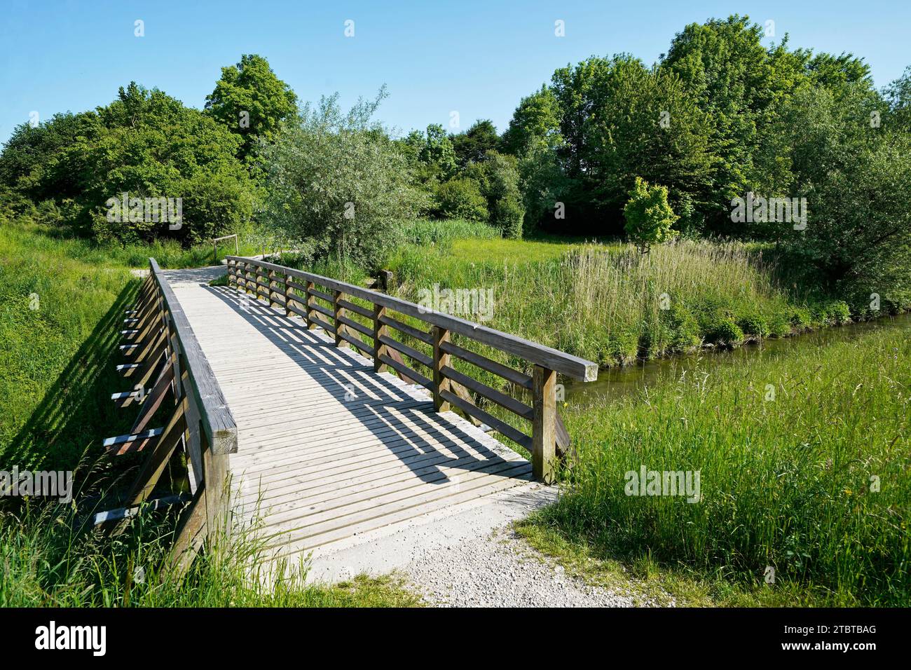 Deutschland, Bayern, Oberbayern, Neuötting, Naherholungsgebiet, am Bärenbach, Holzbrücke, Fußgängerbrücke, Bachlauf, Laubbäume, Büsche, Wiese Stockfoto