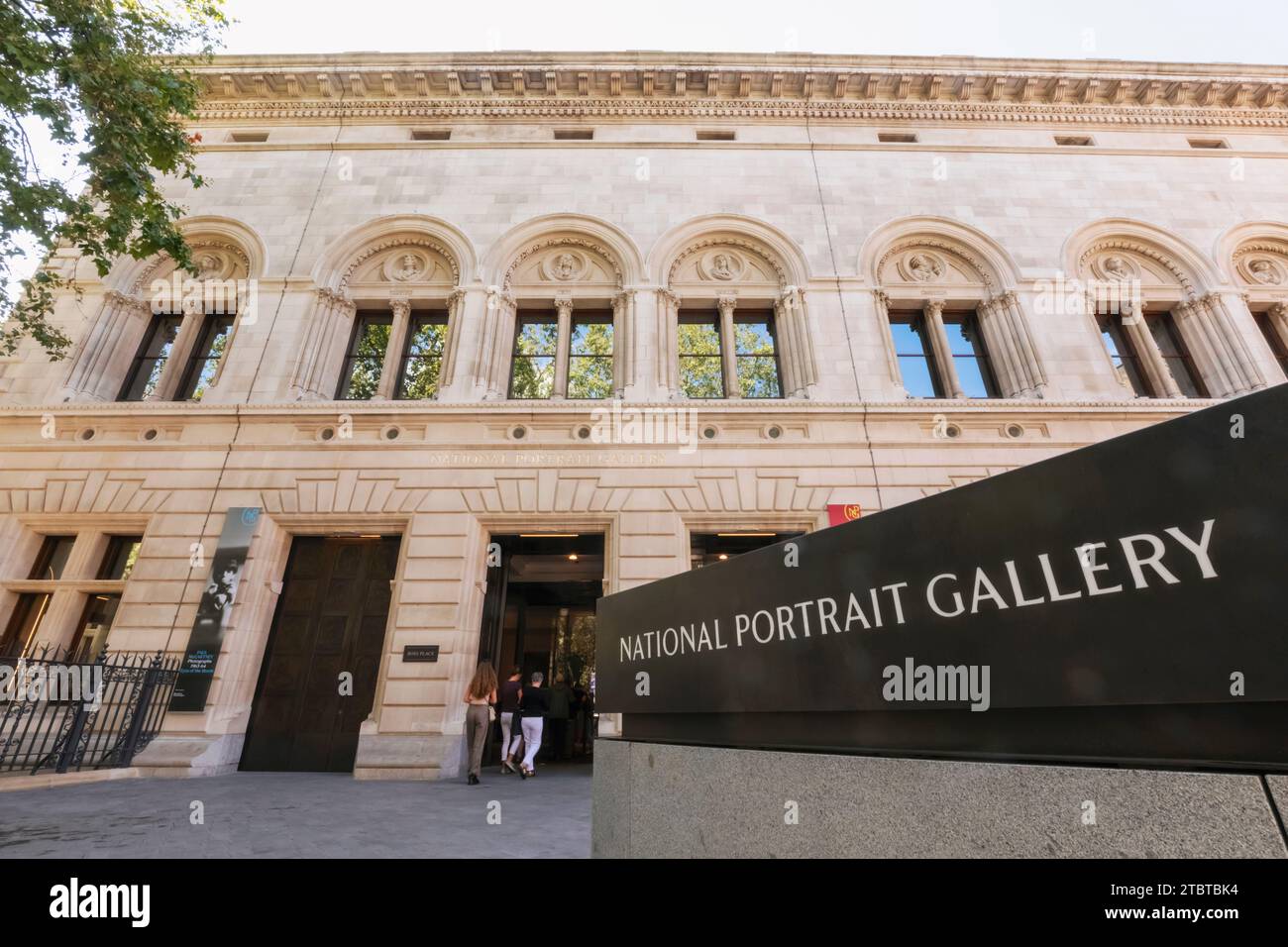 England, London, National Portrait Gallery, Ross Place Haupteingangsschild Stockfoto