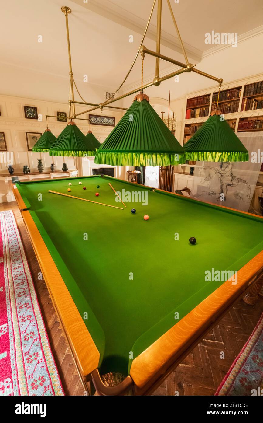 England, West Sussex, East Grinstead, Standen House and Garden, The Billiard Room, Vintage Billiard Table Stockfoto