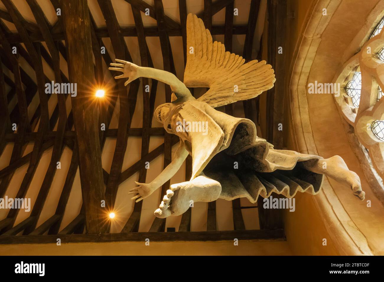 England, West Sussex, Harting, die Pfarrkirche St. Mary und St. Gabriel, Skulptur des Erzengels Gabriel von Philip Jackson Stockfoto