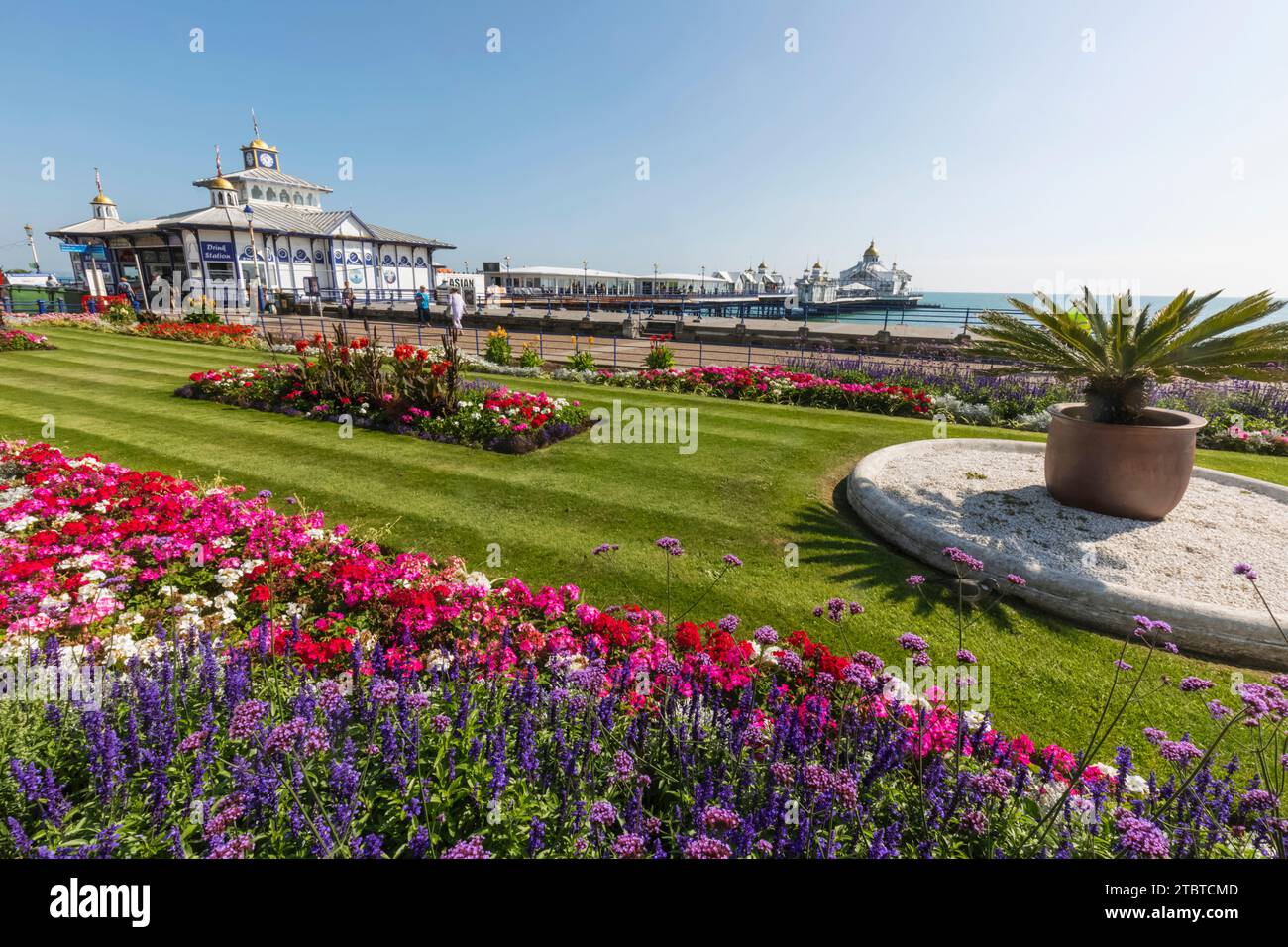 England, East Sussex, Eastbourne, The Carpet Gardens und Eastbourne Pier Stockfoto