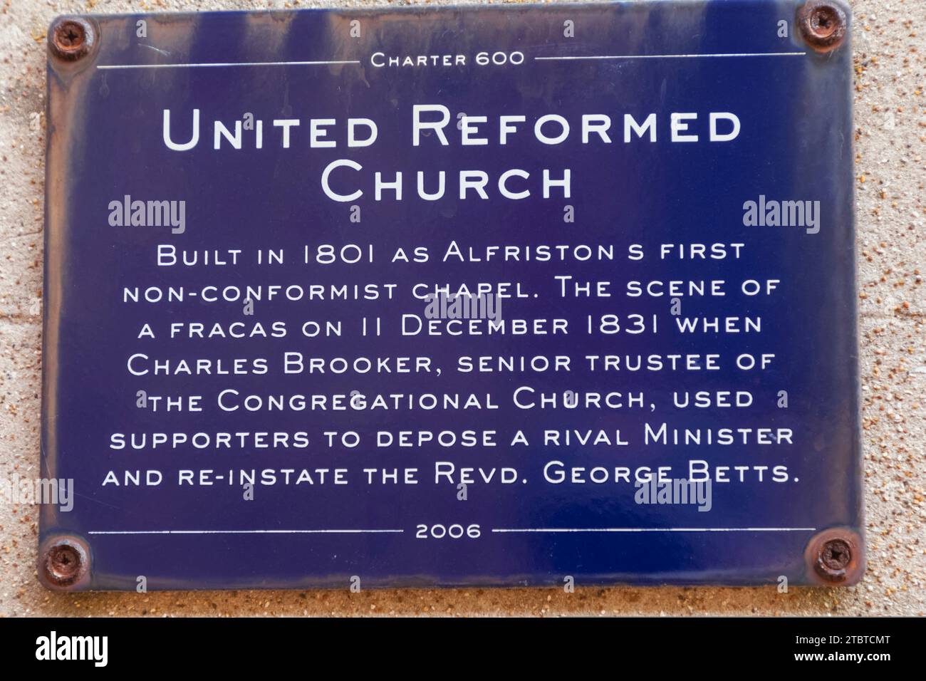 England, East Sussex, Alfriston, Alfriston Village, Schild an der Wand der Historic United Reformed Church Stockfoto