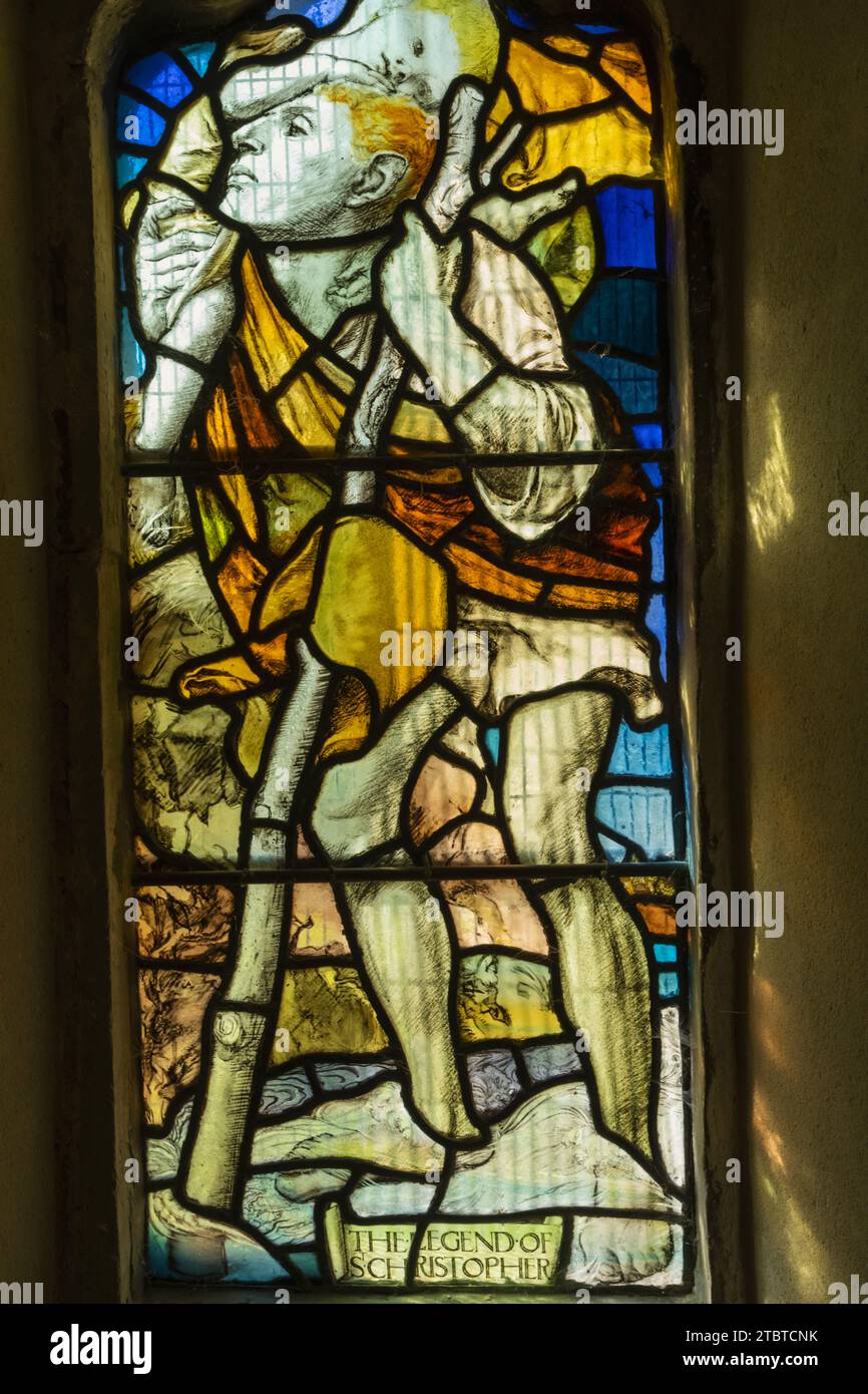 England, East Sussex, Alfriston, Alfriston Village, St. Andrew's Church, Buntglasfenster mit dem Heiligen Christoph, dem Schutzheiligen der Reise Stockfoto