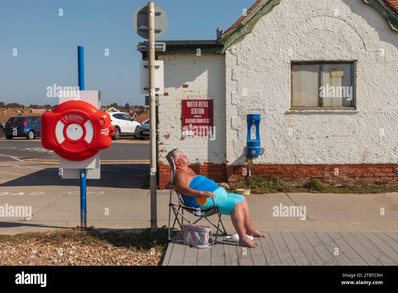 England, East Sussex, Seaford, Frau, die am Seaford Beach sonnt Stockfoto