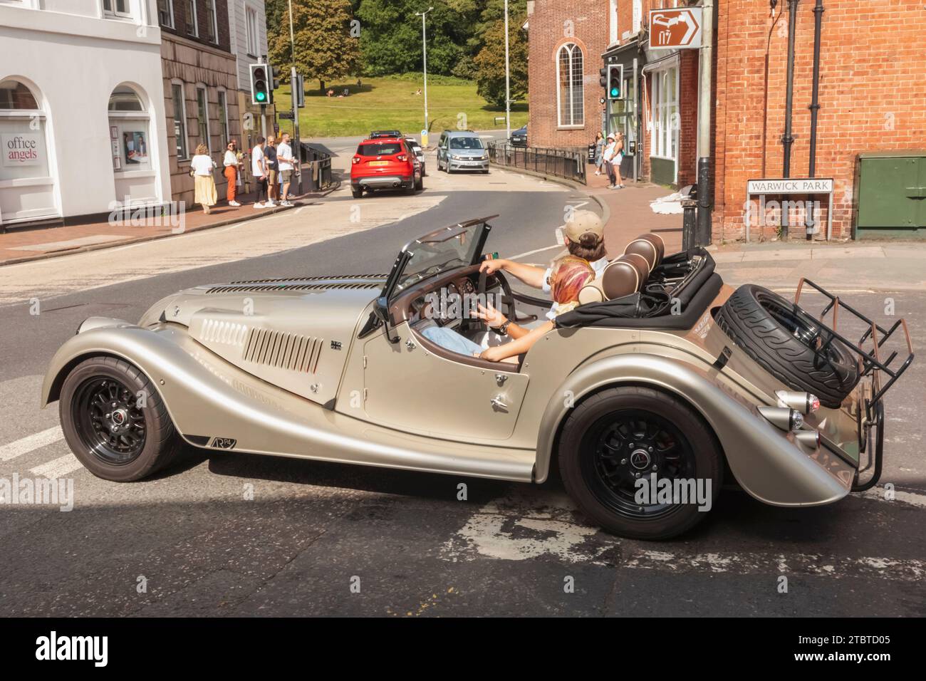 England, Kent, Tunbridge Wells, Straßenszene des Paares im Oldtimer-Sportwagen mit offenem Oberteil Stockfoto