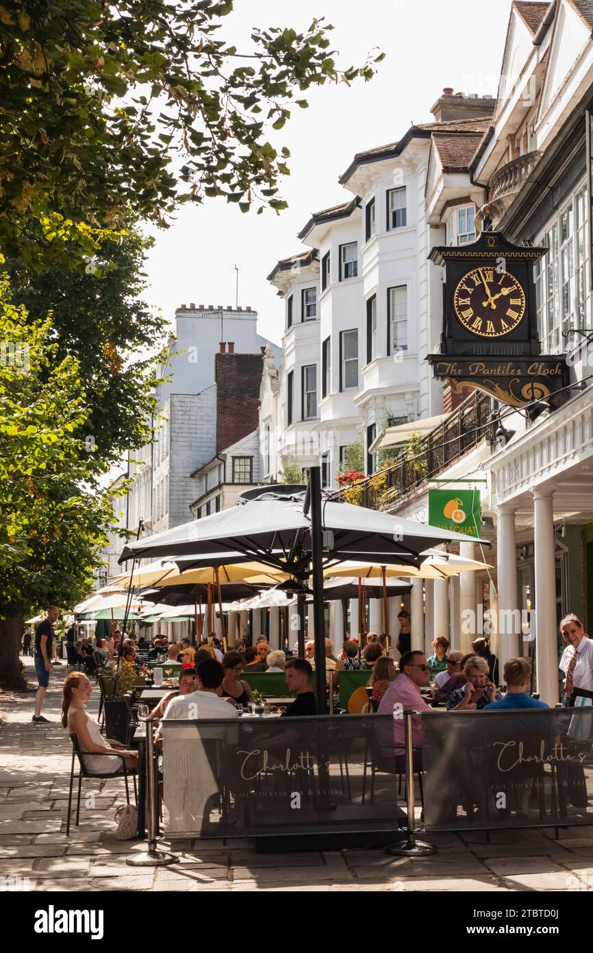 England, Kent, Tunbridge Wells, die Pantiles, Restaurants und Cafés Stockfoto