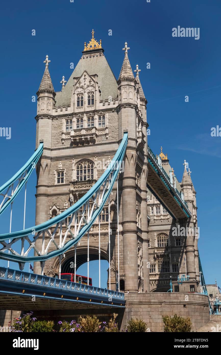 Themse, Tower Bridge und London, England Stockfoto