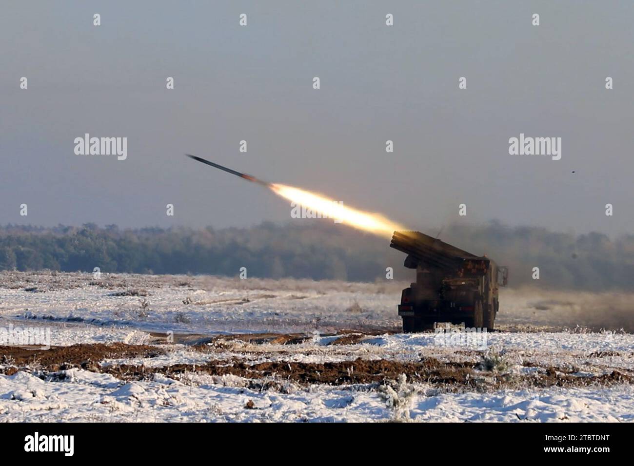 Torun, Polen. Dezember 2023. Ein HIMARS des 3. Bataillons, Field Artillery Regiment, XVIII Airborne Corps, demonstriert seine tödlichen Fähigkeiten während der mit US-polnischem MARS 23 LFX in Toru, Polen am 1. Dezember 2023. Die Übung beinhaltete eine Reihe von Waffensystemen im amerikanischen und polnischen Artilleriearsenal. Soldaten der 2. Panzerbrigade Combat Team sind in ganz Europa stationiert, um die Operation European Assurance Abschreckung und Verstärkung zu unterstützen. Kredit: Trevares Johnson/USA Army/ZUMA Wire/Alamy Live News Stockfoto