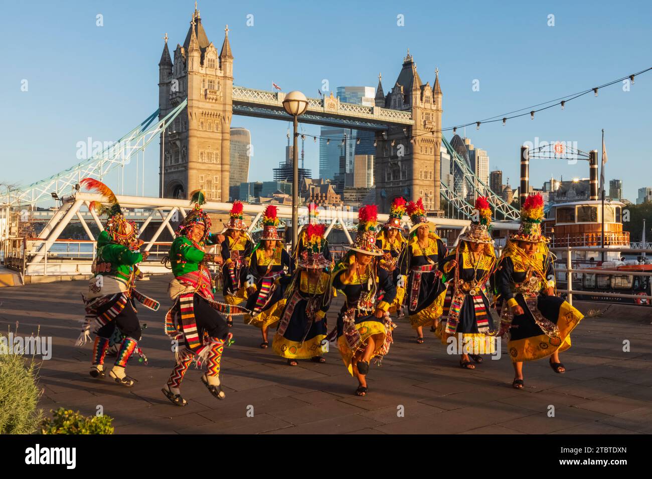England, London, bunte bolivianische Tanzgruppe vor der Tower Bridge Stockfoto