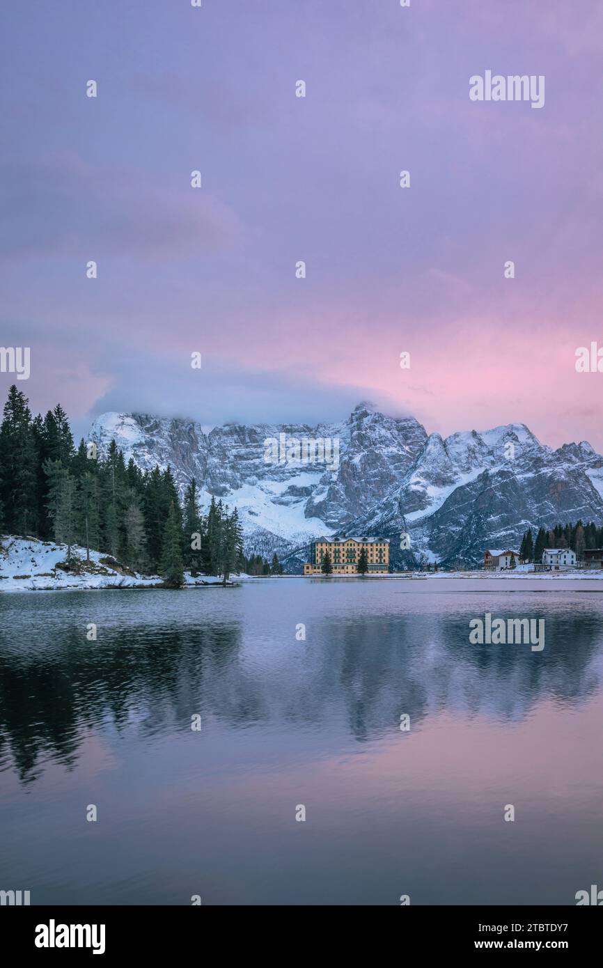 Italien, Veneto, Provinz Belluno, Gemeinde Auronzo di Cadore, Dämmerung in Misurina mit der Landschaft im See und dem Berg Sorapis im Hintergrund, Dolomiten Stockfoto