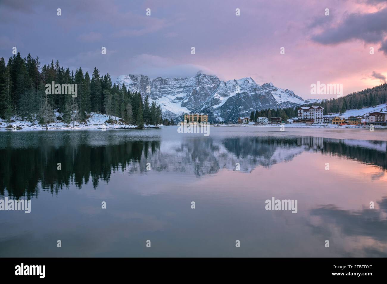 Italien, Veneto, Provinz Belluno, Gemeinde Auronzo di Cadore, Dämmerung in Misurina mit der Landschaft im See und dem Berg Sorapis im Hintergrund, Dolomiten Stockfoto