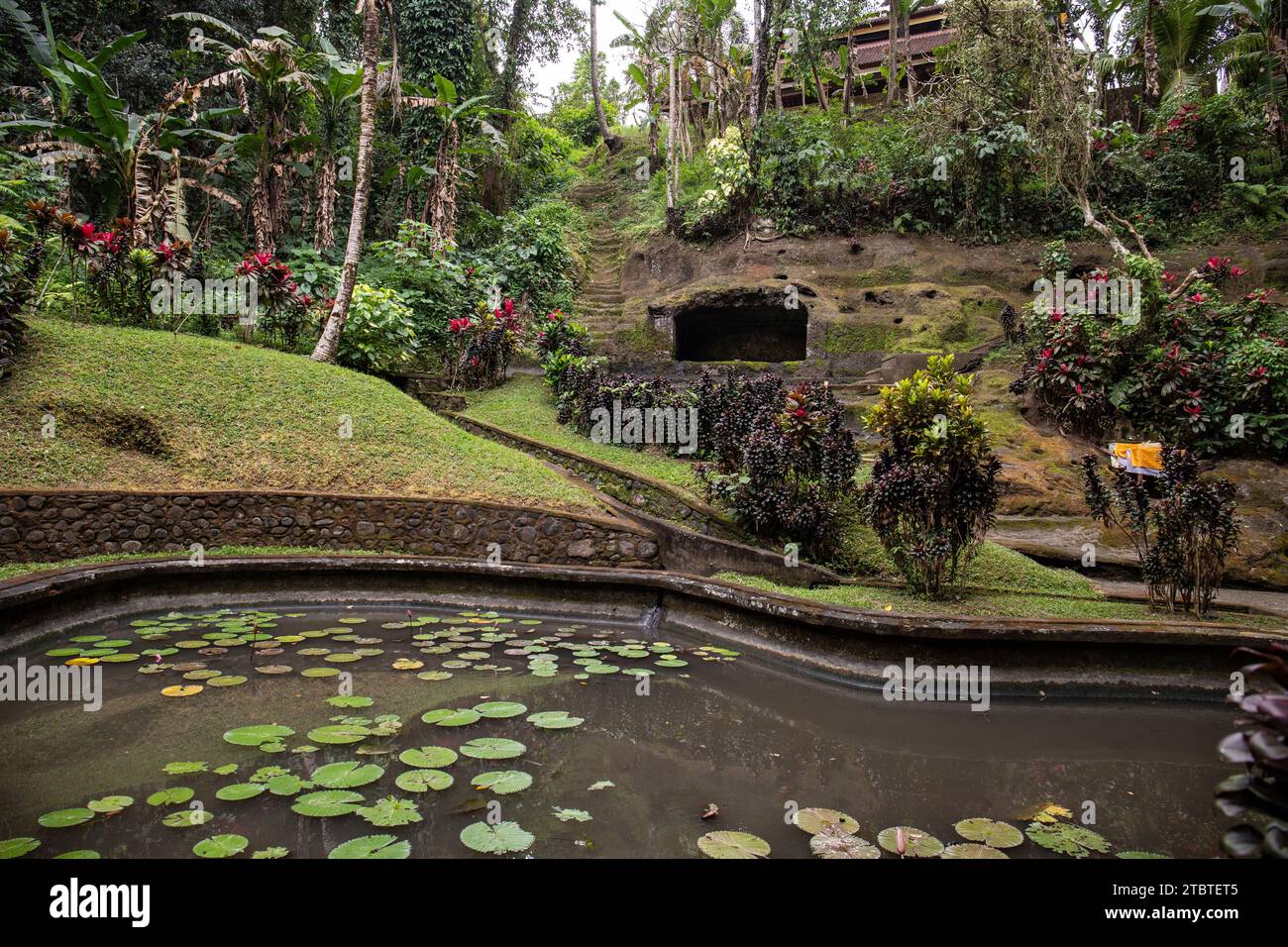 Goa Gajah - Elefantenhöhle, dieser Park-ähnliche Tempelkomplex bietet einen großen Garten mit alten Bäumen und tropischen Pflanzen, verzauberte Wege führen durch den Komplex auf Bali Stockfoto