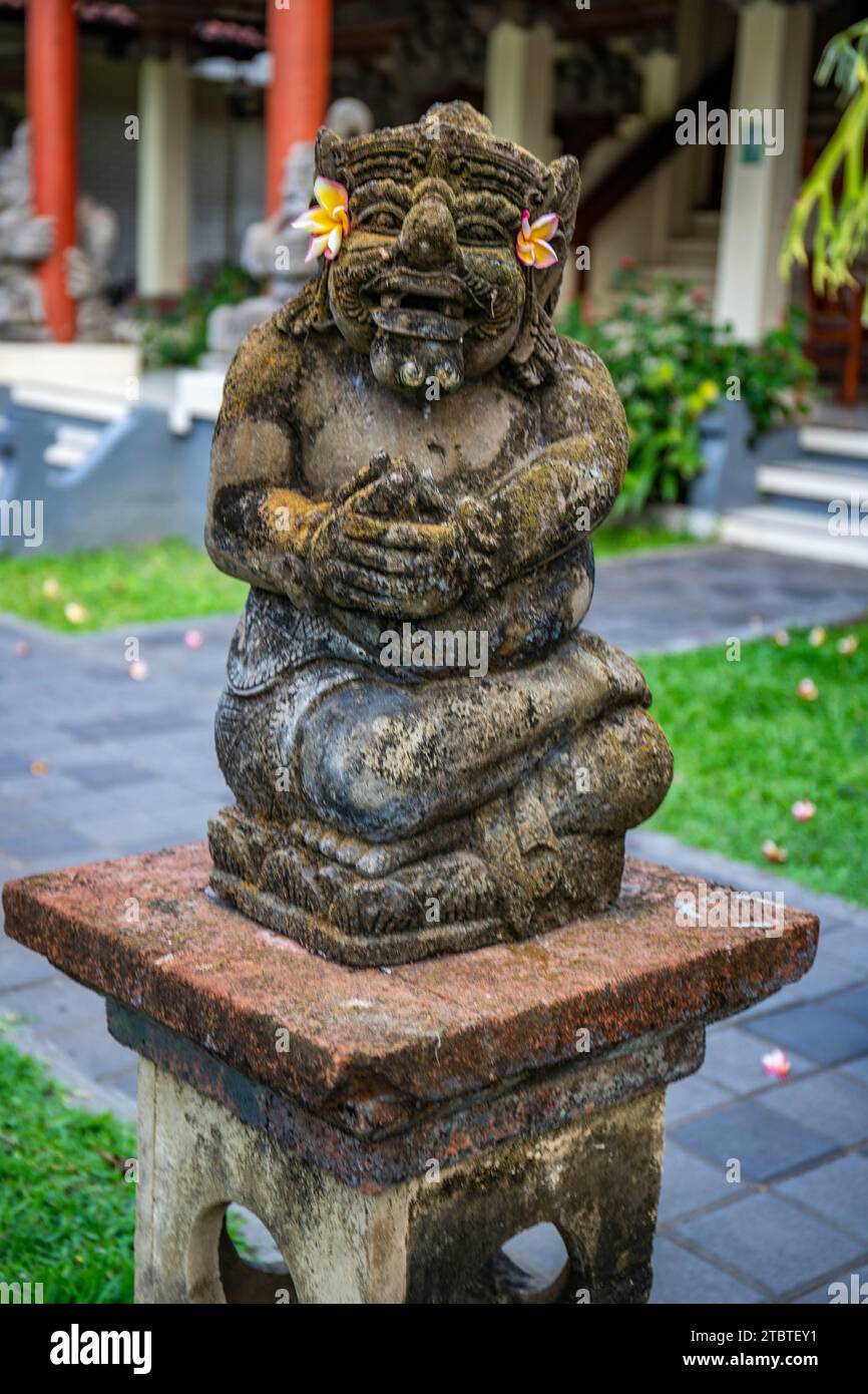 Park mit tropischen Pflanzen und traditionellen Statuen des hinduistischen Glaubens und zur Dekoration, tropische Inselleben als Tourist in Bali, Indonesien Stockfoto Park mit tropischen Pflanzen und traditionellen Statuen des hinduistischen Glaubens und zur Dekoration, tropische Inselleben als Tourist in Bali, Indonesien Stockfoto