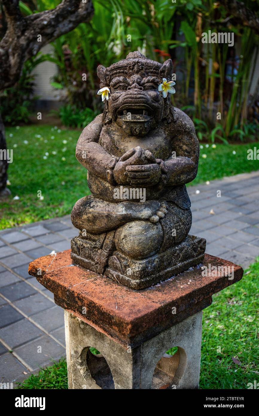 Park mit tropischen Pflanzen und traditionellen Statuen des hinduistischen Glaubens und zur Dekoration, tropische Inselleben als Tourist in Bali, Indonesien Stockfoto Park mit tropischen Pflanzen und traditionellen Statuen des hinduistischen Glaubens und zur Dekoration, tropische Inselleben als Tourist in Bali, Indonesien Stockfoto