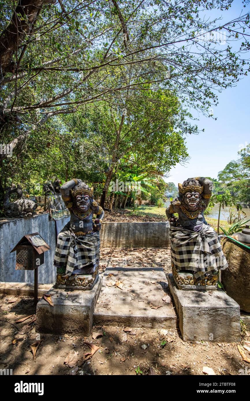 Ein verlassener Tempel und Ort in Bali, Indonesien, einem ehemaligen Wasser- und Vergnügungspark, der von der Natur zurückerobert wird. Pura Melanting Jambe Pule Padang Galak, Tempel auf dem Gelände des Taman Festival Bali, Padang Galak, Stockfoto