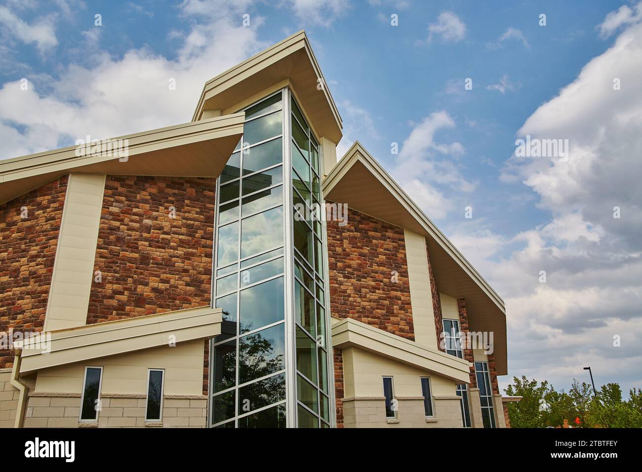 Modernes architektonisches Design von Church Building Against Dynamic Sky, Indiana Stockfoto