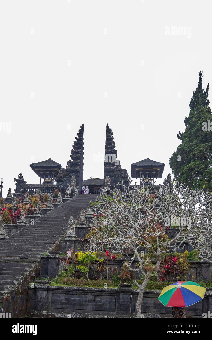 Der Besakih Tempel auf dem Agung Vulkan, der heiligste und wichtigste Tempel im hinduistischen Glauben in Bali, ist auch als Muttertempel bekannt, ein großartiges historisches Gebäude mit viel Geschichte Stockfoto