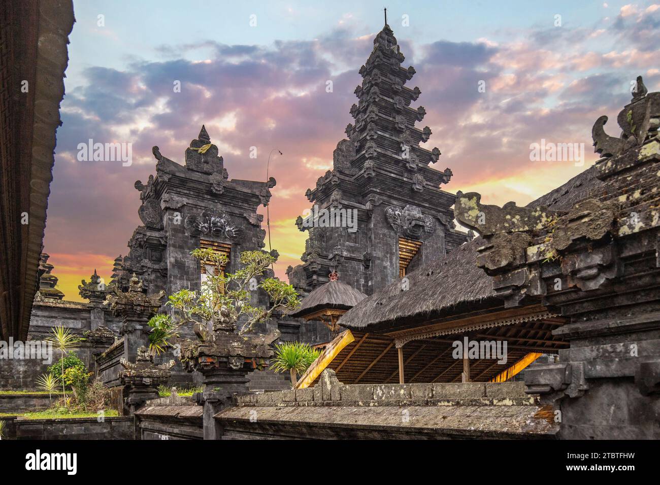 Der Besakih Tempel auf dem Agung Vulkan, der heiligste und wichtigste Tempel im hinduistischen Glauben in Bali, ist auch als Muttertempel bekannt, ein großartiges historisches Gebäude mit viel Geschichte Stockfoto