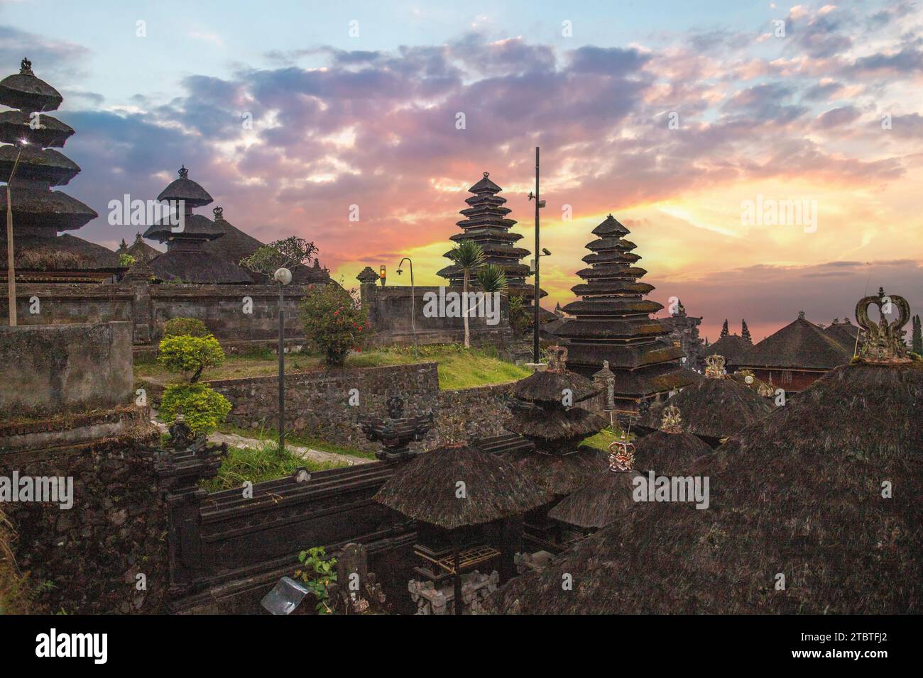Der Besakih Tempel auf dem Agung Vulkan, der heiligste und wichtigste Tempel im hinduistischen Glauben in Bali, ist auch als Muttertempel bekannt, ein großartiges historisches Gebäude mit viel Geschichte Stockfoto Der Besakih Tempel auf dem Agung Vulkan, der heiligste und wichtigste Tempel im hinduistischen Glauben in Bali, ist auch als Muttertempel bekannt, ein großartiges historisches Gebäude mit viel Geschichte Stockfoto