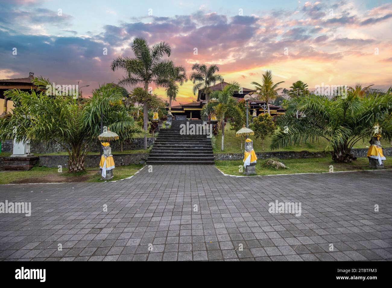 Der Besakih Tempel auf dem Agung Vulkan, der heiligste und wichtigste Tempel im hinduistischen Glauben in Bali, ist auch als Muttertempel bekannt, ein großartiges historisches Gebäude mit viel Geschichte Stockfoto Der Besakih Tempel auf dem Agung Vulkan, der heiligste und wichtigste Tempel im hinduistischen Glauben in Bali, ist auch als Muttertempel bekannt, ein großartiges historisches Gebäude mit viel Geschichte Stockfoto