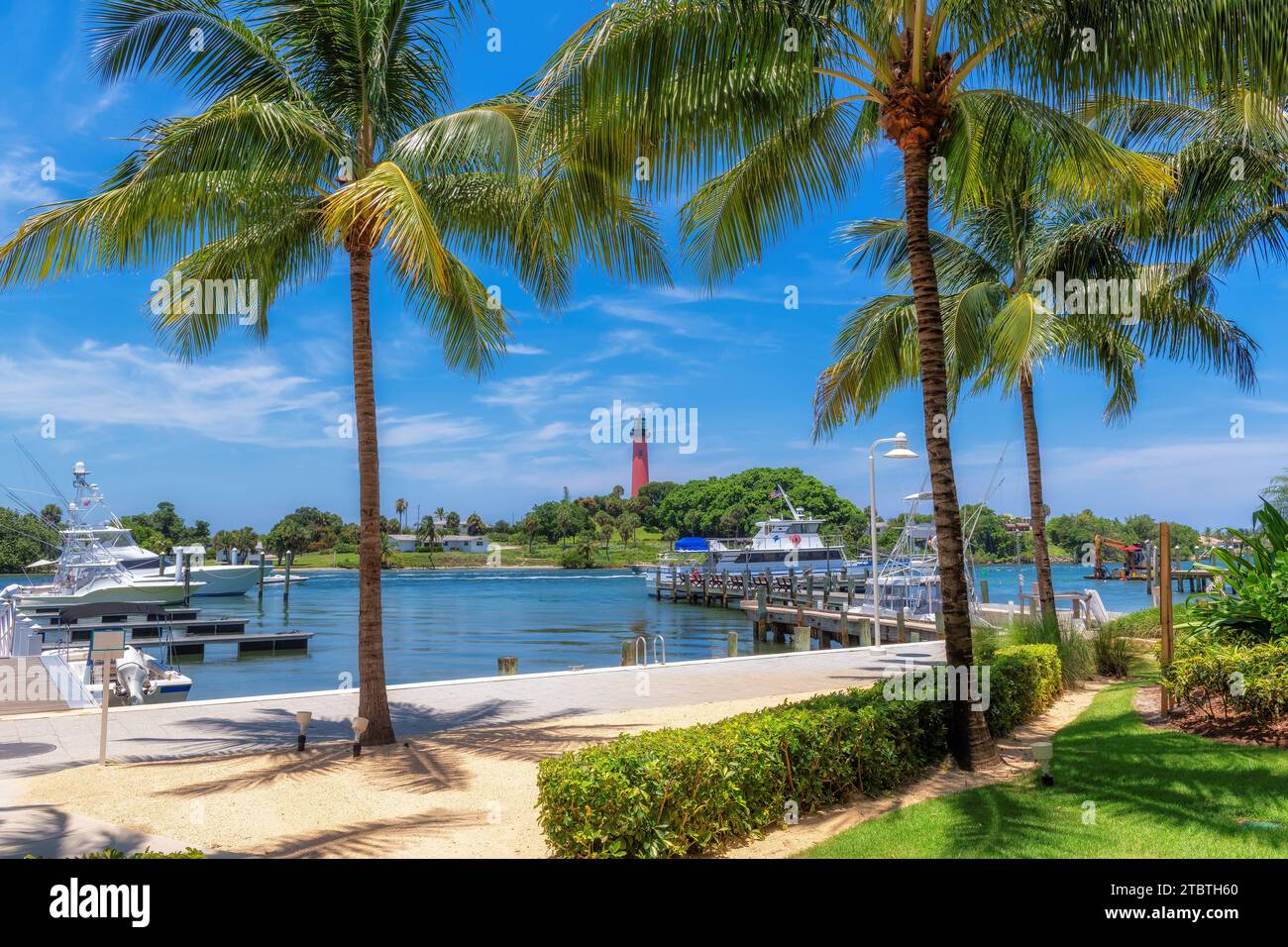 Jupiter Leuchtturm und Hafen am sonnigen Sommertag und Palmen, West Palm Beach, Florida Stockfoto