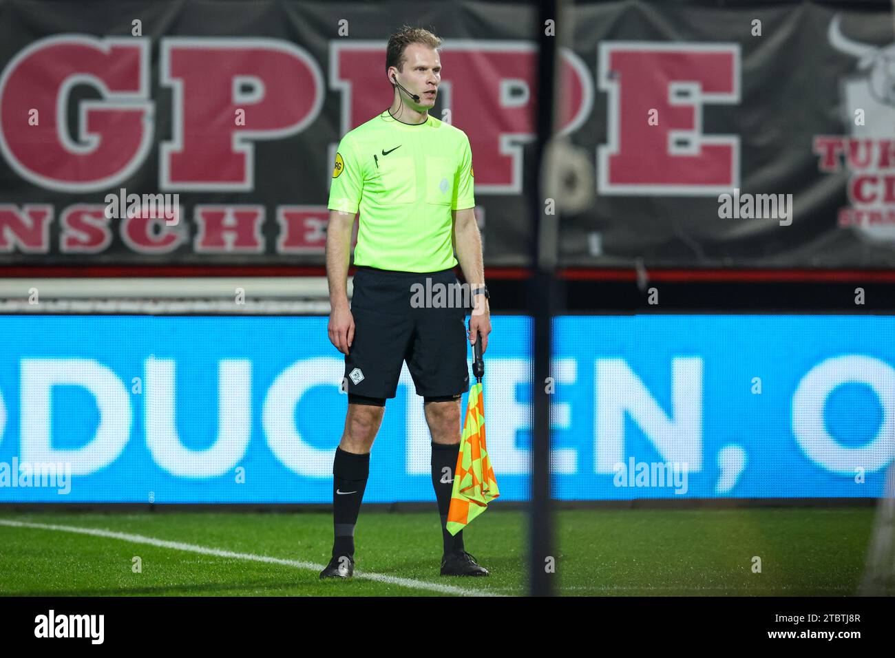 Enschede, Niederlande. Dezember 2023. ENSCHEDE, NIEDERLANDE - 8. DEZEMBER: Stellvertretender Schiedsrichter Sjoerd Nanninga während des niederländischen Eredivisie-Spiels zwischen dem FC Twente und Excelsior Rotterdam in der Grolsch Veste am 8. Dezember 2023 in Enschede, Niederlande. (Foto von Peter Lous/Orange Pictures) Credit: Orange Pics BV/Alamy Live News Stockfoto